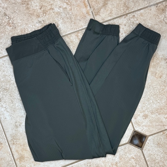 Athleta Pants - Athleta Textured Brooklyn Jogger Like New - Dark Green size 6
